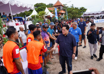 Ketua Umum Persatuan Sepakbola Seluruh Indonesia (PSSI), Erick Thohir, menghadiri pembukaan Putaran Nasional Piala Bola Pantai Indonesia yang diselenggarakan di Pantai Genah Melati, Legian, Bali, pada Jumat, 13 Desember 2024.