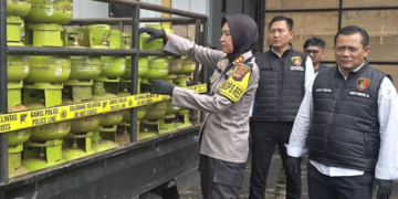 Kapolres Sukabumi Kota AKBP Rita Suwadi menunjukkan barang bukti.