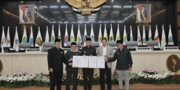 Gubernur Jawa Barat bersama DPRD menyetujui tiga rancangan peraturan daerah (ranperda) menjadi peraturan daerah (perda) dalam rapat paripurna yang berlangsung di Kantor DPRD Jawa Barat, Jalan Diponegoro, Kota Bandung, pada Jumat (27/12/2024) sore.