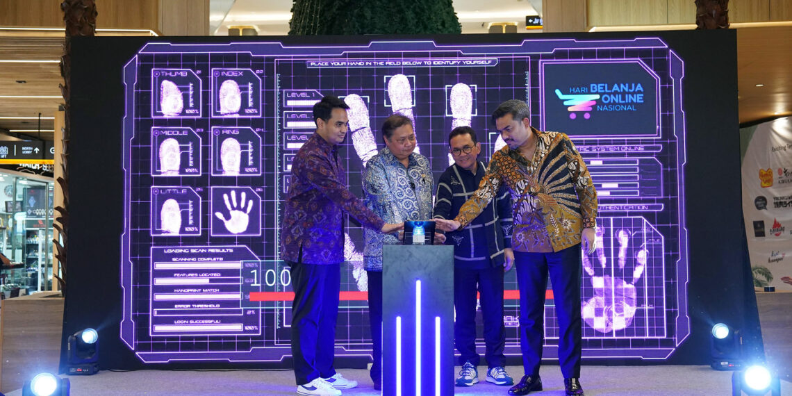 Menteri Koordinator Bidang Perekonomian, Airlangga Hartarto bersama Menteri Perdagangan, Budi Santoso dan Menteri UMKM, Maman Abdurrahman meluncurkan Hari Belanja Online Nasional (Harbolnas) 2024 yang berlangsung di Jakarta, Jumat (6 Des).