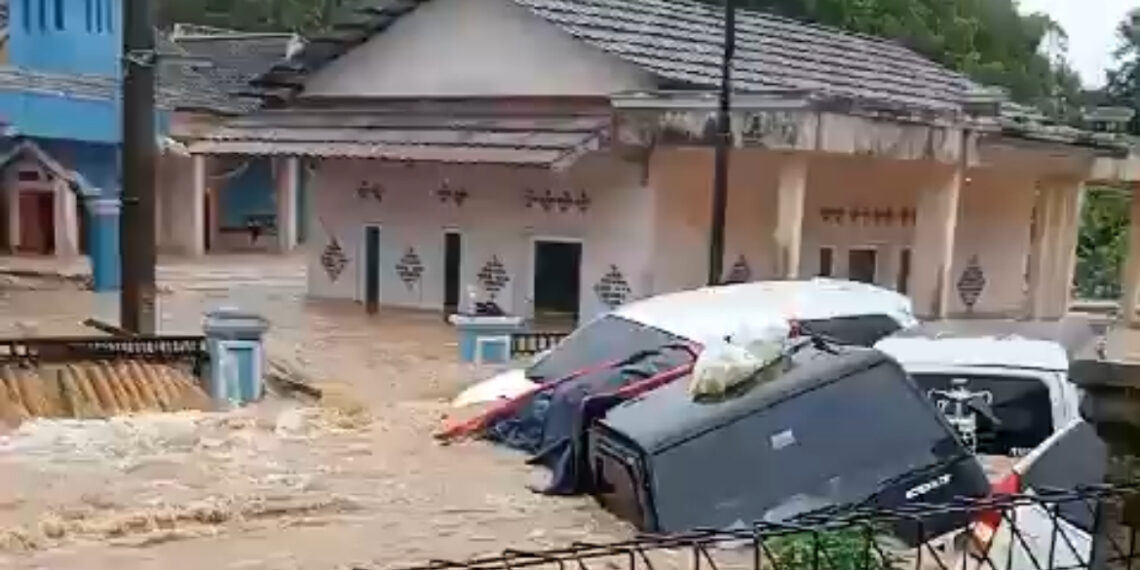 Banjir bandang di Sukabumi seret mobil. (foto: istimewa)