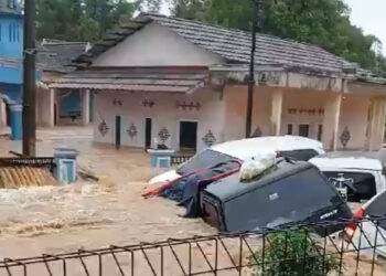 Banjir bandang di Sukabumi seret mobil. (foto: istimewa)