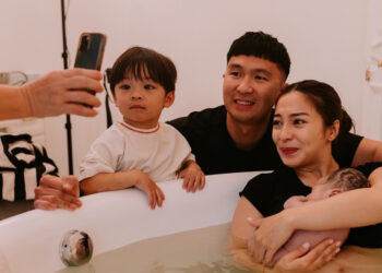 Nikita Willy usai melahirkan ditemani suami, Indra dan anak pertamanya, Issa. (foto: istimewa)