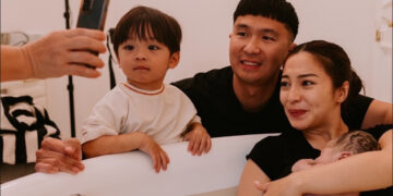 Nikita Willy usai melahirkan ditemani suami, Indra dan anak pertamanya, Issa. (foto: istimewa)