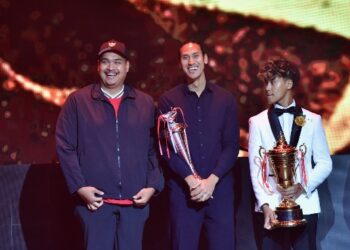 Menteri Pemuda dan Olahraga Republik Indonesia (Menpora RI) Dito Ariotedjo, hari Senin (9/12) malam menghadiri dan menyerahkan Piala pada acara Ikatan Motor Indonesia (IMI) Award 2023/2024 di The H Club SCBD, Jakarta. (foto:andre/kemenpora.go.id)