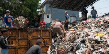Ilustrasi penanganan sampah di Pasar Caringin Kota Bandung