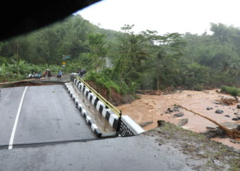 Foto : Jembatan terputus akibat banjir dan tanah longsor yang melanda Kecamatan Simpenan, Kabupaten Sukabumi, Jawa Barat, pada Kamis (5/12). (Bidang Komunikasi Kebencanaan/Apri Setiawan)