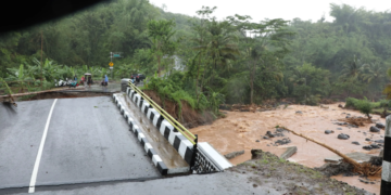 Foto : Jembatan terputus akibat banjir dan tanah longsor yang melanda Kecamatan Simpenan, Kabupaten Sukabumi, Jawa Barat, pada Kamis (5/12). (Bidang Komunikasi Kebencanaan/Apri Setiawan)
