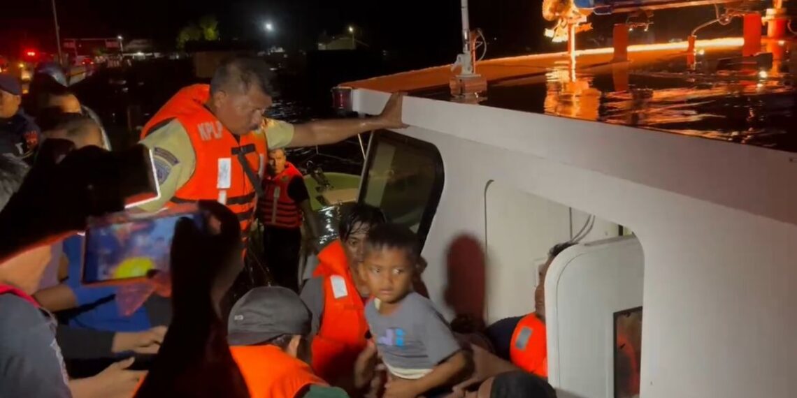 Proses evakuasi korban kapal tenggelam di perairan Sepudi, Situbondo. (Dok. Istimewa)