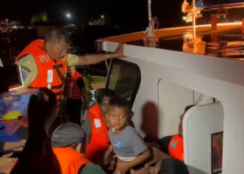 Proses evakuasi korban kapal tenggelam di perairan Sepudi, Situbondo. (Dok. Istimewa)