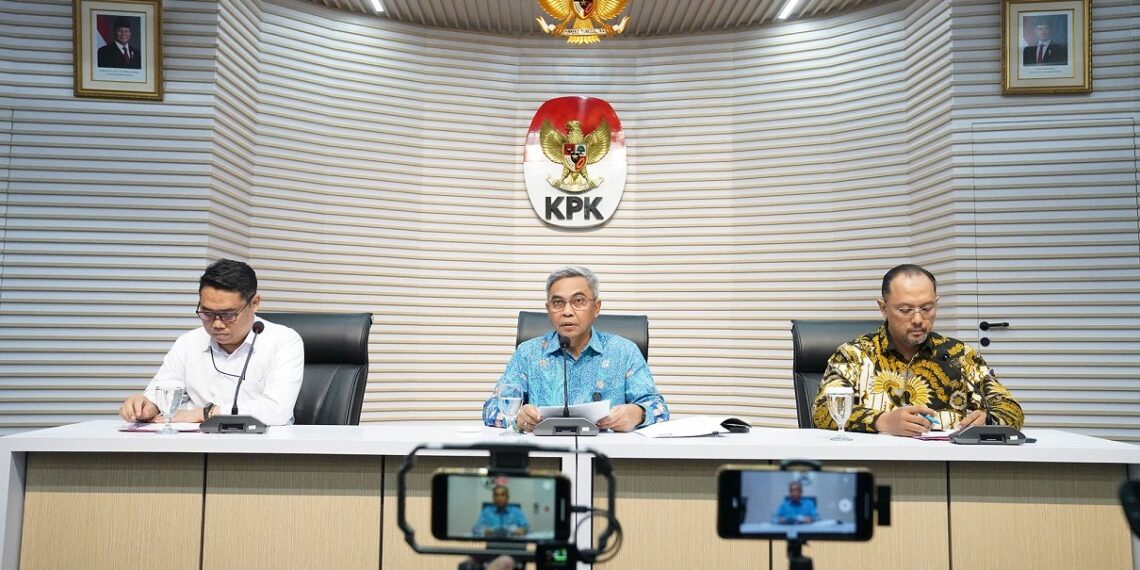 Jakarta, 24 Desember 2024. Komisi Pemberantasan Korupsi (KPK) menetapkan HK sebagai Tersangka dalam pengembangan perkara dugaan tindak pidana korupsi terkait suap atas penetapan anggota DPR RI terpilih 2019-2024. Tersangka HK juga diduga dengan sengaja mencegah, merintangi, atau menggagalkan secara langsung atau tidak langsung penyidikan perkara dimaksud.