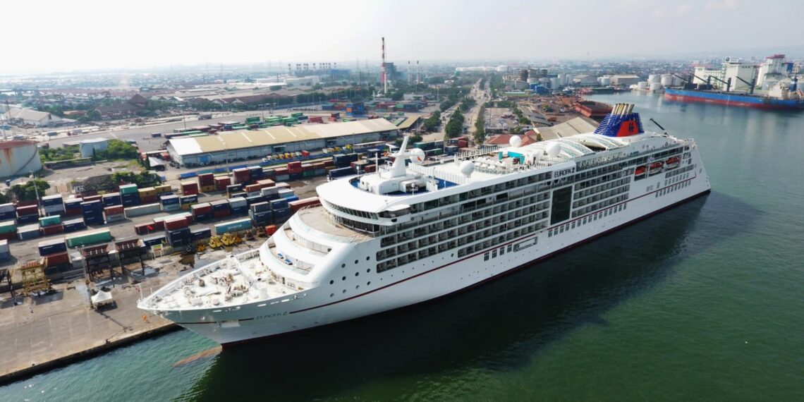 Kapal asing yang bersandar di Pelabuhan Tanjung Emas, Semarang dengan menurunkan wisatawan mancanegara untuk berkunjung ke obyek wisata di daerah setempat. (Dok. Istimewa)