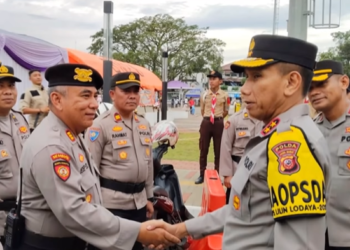 Kapolda Jawa Barat, Irjen Pol. Dr. Akhmad Wiyagus, mengecek Pos Pam Terpadu di Alun-Alun Ciamis pada Sabtu, 28 Desember 2024, sebagai bagian dari persiapan Operasi Lilin Lodaya 2024.