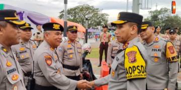 Kapolda Jawa Barat, Irjen Pol. Dr. Akhmad Wiyagus, mengecek Pos Pam Terpadu di Alun-Alun Ciamis pada Sabtu, 28 Desember 2024, sebagai bagian dari persiapan Operasi Lilin Lodaya 2024.