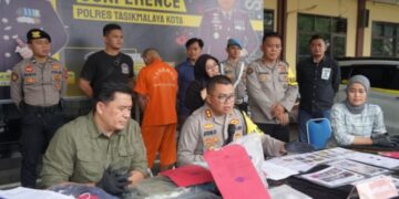 Kapolres Tasikmalaya Kota, AKBP Joko Sulistiono, saat mengelar jumpa pers pengungkapan kasus pembunuhan wanita pengusaha asal Yogyakarta.(Foto:Istimewa).