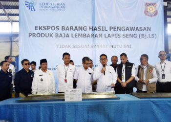 Menteri Perdagangan, Budi Santoso memimpin ekspose hasil pengawasan produk Baja Lembaran Lapis Seng (BjLS) yang tidak memenuhi ketentuan di gudang prodesen BjLS Cikarang, Kabupaten Bekasi, Jawa Barat, Rabu (18 Des).