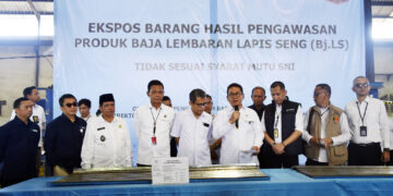 Menteri Perdagangan, Budi Santoso memimpin ekspose hasil pengawasan produk Baja Lembaran Lapis Seng (BjLS) yang tidak memenuhi ketentuan di gudang prodesen BjLS Cikarang, Kabupaten Bekasi, Jawa Barat, Rabu (18 Des).