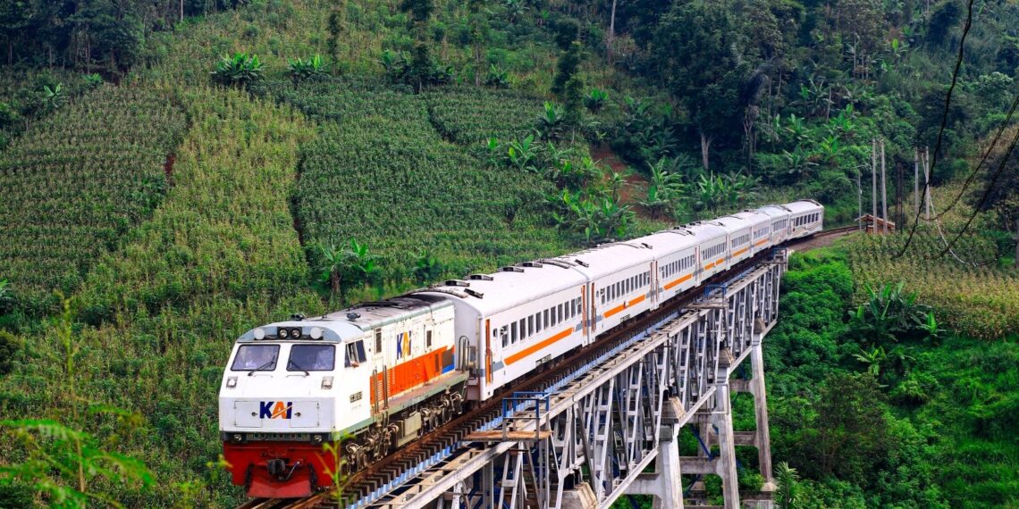 Kereta api melintasi jembatan.(FOTO: Humas KAI)