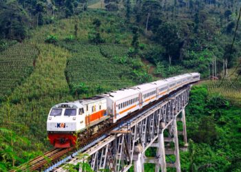 Kereta api melintasi jembatan.(FOTO: Humas KAI). penumpang KAI 2024,ka parahyangan.layanan baru KAI