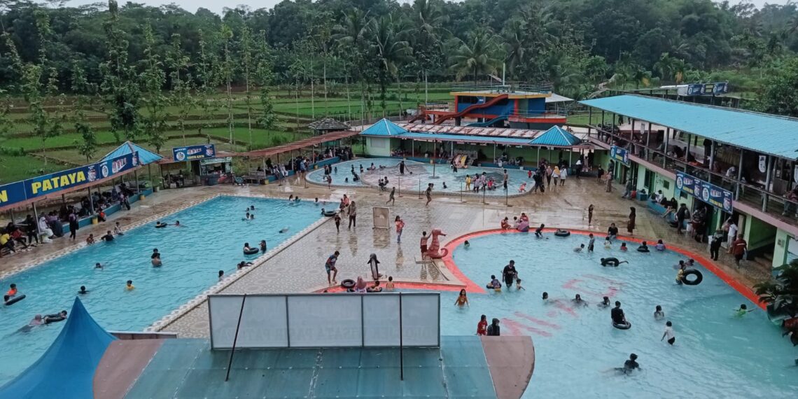 Kawasan wisata Kota Tasikmalaya ramai dikunjungi warga saat libur Nataru 2024/2025. Seperti di Kolam Renang Tirta Alam dan Pasir Pataya di Kecamatan Cibeureum Kota Tasikmalaya.