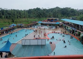 Kawasan wisata Kota Tasikmalaya ramai dikunjungi warga saat libur Nataru 2024/2025. Seperti di Kolam Renang Tirta Alam dan Pasir Pataya di Kecamatan Cibeureum Kota Tasikmalaya.