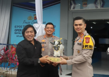 Anggota DPD Dapil Jabar Komeng bersama Kapolres Garut AKBP Fajar Gemilang.(FOTO: Istimewa)