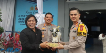 Anggota DPD Dapil Jabar Komeng bersama Kapolres Garut AKBP Fajar Gemilang.(FOTO: Istimewa)
