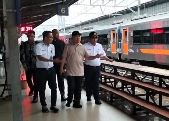 Menteri Perhubungan Dudy Purwagandhi meninjau sarana transportasi