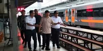 Menteri Perhubungan Dudy Purwagandhi meninjau sarana transportasi