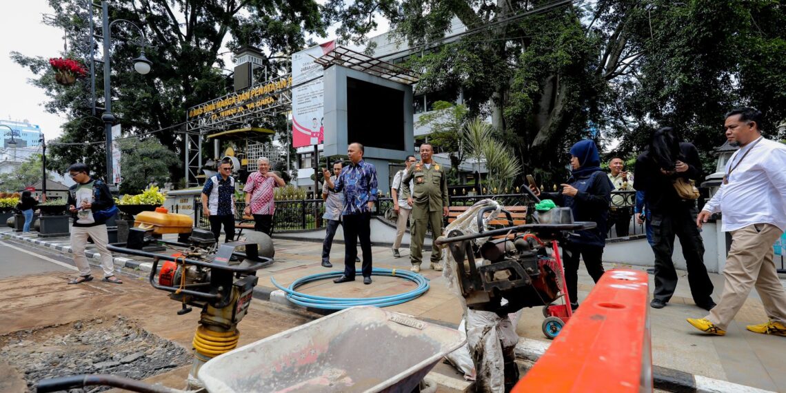 Pj Wali Kota Bandung A Koswara tinjau proyek galian kabel