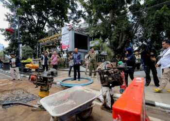 Pj Wali Kota Bandung A Koswara tinjau proyek galian kabel