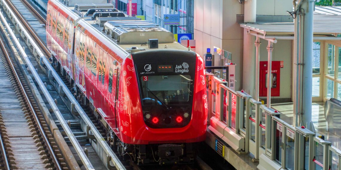 KAI Perpanjang Jam Operasional LRT Jabodebek pada Momen Pergantian Tahun Baru.Penumpang LRT Jabodebek 2024,LRT Jabodebek in Love,