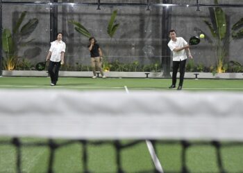 Wakil Menteri Pemuda dan Olahraga Republik Indonesia (Wamenpora RI), Taufik Hidayat, meresmikan lapangan olahraga Seven Padel di Margasatwa, Jagakarsa, Jakarta Selatan, Minggu (1/12) malam.(foto:bagus/kemenpora.go.id)