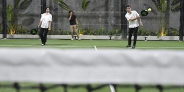 Wakil Menteri Pemuda dan Olahraga Republik Indonesia (Wamenpora RI), Taufik Hidayat, meresmikan lapangan olahraga Seven Padel di Margasatwa, Jagakarsa, Jakarta Selatan, Minggu (1/12) malam.(foto:bagus/kemenpora.go.id)