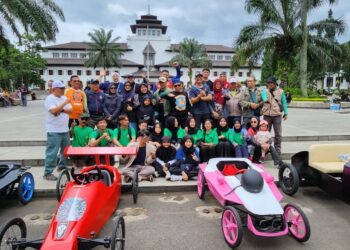Lomba Kereta Peti Sabun (LKPS) XI 2024 akan digelar pada Sabtu dan Minggu, 14-15 Desember 2024, dengan 120 peserta yang siap berlomba. Acara ini akan berlangsung di lokasi yang telah ikonik, yaitu di pintu masuk Sabuga, Taman Sari, Bandung.