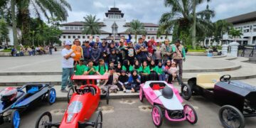 Lomba Kereta Peti Sabun (LKPS) XI 2024 akan digelar pada Sabtu dan Minggu, 14-15 Desember 2024, dengan 120 peserta yang siap berlomba. Acara ini akan berlangsung di lokasi yang telah ikonik, yaitu di pintu masuk Sabuga, Taman Sari, Bandung.