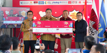 Menteri Perdagangan, Budi Santoso bersama Menteri Koordinator Bidang Perekonomian, Airlangga Hartarto dan Kepala Badan Pangan Nasional (Bapanas), Arief Prasetyo Adi meluncurkan Every Purchase is Cheap Sale (EPIC Sale) yang diselenggarakan di Alfamart Drive Thru Alam Sutera, Tangerang, Banten, Minggu (22 Des). Gelaran diskon tersebut merupakan program dari Asosiasi Pengusaha Ritel Indonesia (Aprindo) yang digelar pada 22--31 Desember 2024.(FOTO: Humas Kemendag)