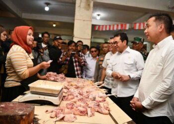 Penjabat Gubernur Jawa Barat Bey Machmudin mendampingi Menteri Perdagangan Republik Indonesia, Budi Santoso, untuk memantau harga dan pasokan bahan pokok di Pasar Tagog Padalarang, Kabupaten Bandung Barat, pada Senin (23/12/2024).(FOTO: Humas Pemprov Jabar)