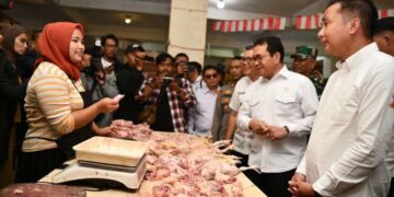 Penjabat Gubernur Jawa Barat Bey Machmudin mendampingi Menteri Perdagangan Republik Indonesia, Budi Santoso, untuk memantau harga dan pasokan bahan pokok di Pasar Tagog Padalarang, Kabupaten Bandung Barat, pada Senin (23/12/2024).(FOTO: Humas Pemprov Jabar)