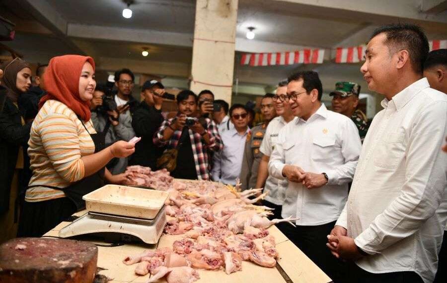 Penjabat Gubernur Jawa Barat Bey Machmudin mendampingi Menteri Perdagangan Republik Indonesia, Budi Santoso, untuk memantau harga dan pasokan bahan pokok di Pasar Tagog Padalarang, Kabupaten Bandung Barat, pada Senin (23/12/2024).(FOTO: Humas Pemprov Jabar)