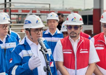 Caption: Menteri Perdagangan Budi Santoso didampingi oleh Direktur Pemasaran Regional Pertamina Patra Niaga Mars Ega Legowo Putra meninjau Stasiun Pengisian Bulk Elpiji (SPBE) di Padalarang. (Dok. Istimewa)