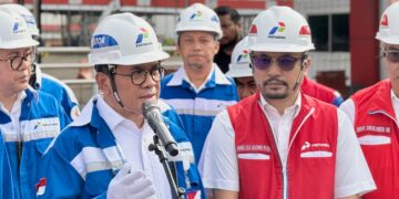 Caption: Menteri Perdagangan Budi Santoso didampingi oleh Direktur Pemasaran Regional Pertamina Patra Niaga Mars Ega Legowo Putra meninjau Stasiun Pengisian Bulk Elpiji (SPBE) di Padalarang. (Dok. Istimewa)