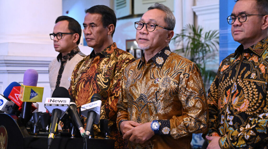 Menteri Koordinator Bidang Pangan, Zulkifli Hasan, mengajak semua pihak untuk optimis dan bekerja keras dalam mewujudkan swasembada pangan. Pernyataan ini disampaikan Menko Zulhas usai menghadiri Rapat Terbatas terkait Kebijakan Bidang Pangan yang dipimpin oleh Presiden Prabowo Subianto di Istana Merdeka, Jakarta, pada Senin (30/12/2024) petang.