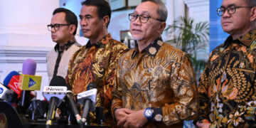 Menteri Koordinator Bidang Pangan, Zulkifli Hasan, mengajak semua pihak untuk optimis dan bekerja keras dalam mewujudkan swasembada pangan. Pernyataan ini disampaikan Menko Zulhas usai menghadiri Rapat Terbatas terkait Kebijakan Bidang Pangan yang dipimpin oleh Presiden Prabowo Subianto di Istana Merdeka, Jakarta, pada Senin (30/12/2024) petang.