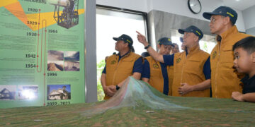 Menteri Energi dan Sumber Daya Mineral (ESDM) Bahlil Lahadalia melakukan kunjungan ke Pos Pengamatan Gunung Api (PGA) Merapi di Kaliurang, Yogyakarta, pada Minggu (29/12).