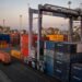 Aktivitas bongkar muat di pelabuhan peti kemas. Menurut data Bappenas 2024, biaya logistik Indonesia turun signifikan. (Foto: Humas Pelindo),indeks harga ekspor