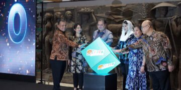 Menteri Koordinator Bidang Perekonomian, Airlangga Hartarto bersama Wakil Menteri Perdagangan, Dyah Roro Esti; Wamen UMKM, Helvi Moraza; Wakil Menteri Pariwisata, Ni Luh Puspa; Direktur Utama PT Sarinah, Fetty Kwartati; dan Ketua Umum Asosiasi Pengelola Pusat Belanja Indonesia (APPBI), Alphonzus Widjaja meluncurkan Program BINA Diskon 2024 di Jakarta, Jumat (20 Des).