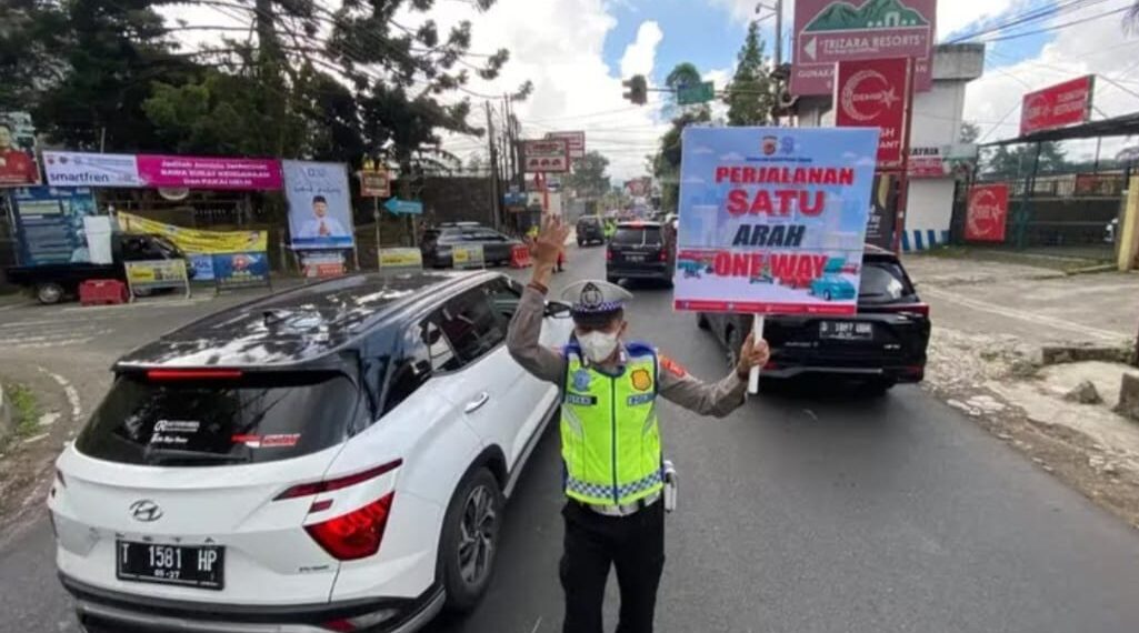 Pemberlakuan one-way saat terjadi kemacetan menuju Lembang.(Foto:Istimewa).