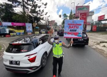 Pemberlakuan one-way saat terjadi kemacetan menuju Lembang.(Foto:Istimewa).