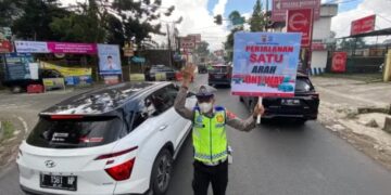 Pemberlakuan one-way saat terjadi kemacetan menuju Lembang.(Foto:Istimewa).